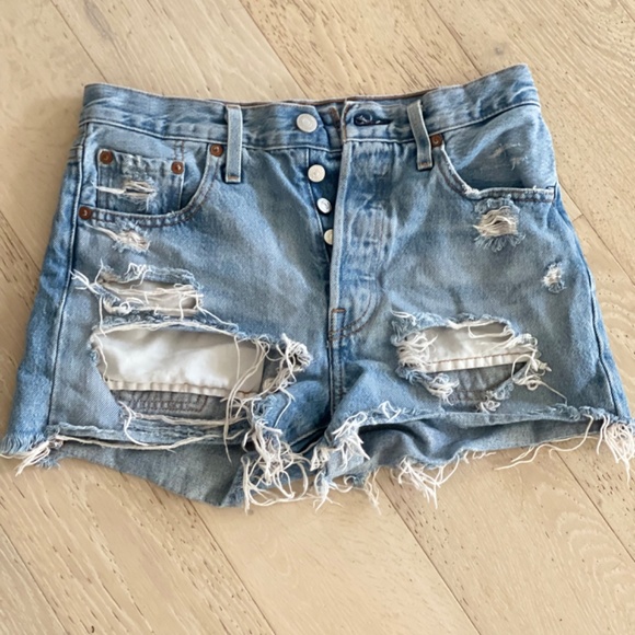 501 high rise levi jean distressed shorts - Picture 2 of 4